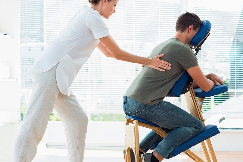 Massage au bureau : bienfaits et contre- indications